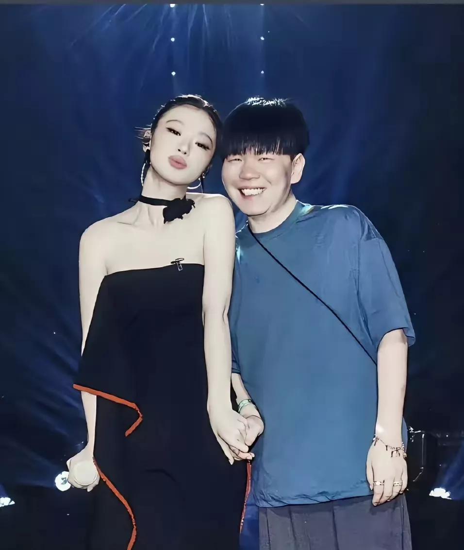 单依纯给所有正在找女朋友的小伙子提了一个醒，不要看她外表是怎样，更不能看她的名字