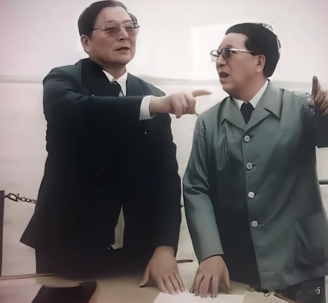 这是两位开国将军，他们都曾担任过中国人民解放军15军军长，都是在1988年恢复军