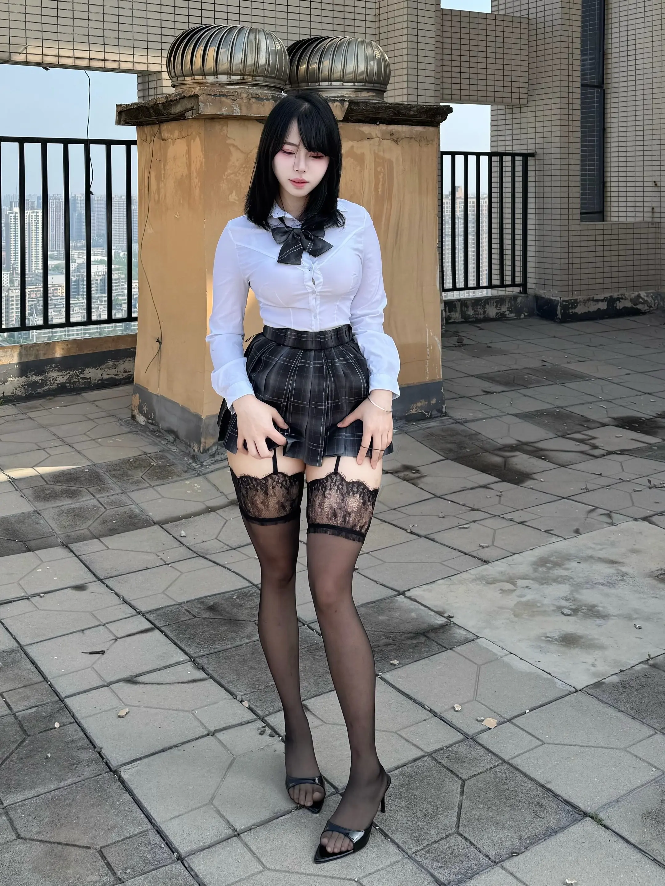 黑色。