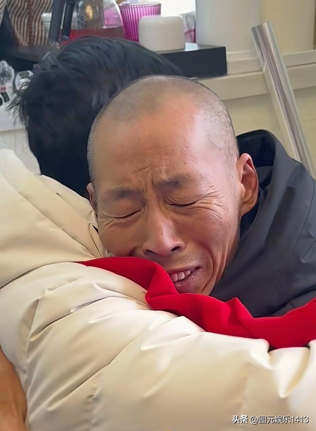 张云鹏终于和父亲相见了，家里人给云鹏买了新衣服。感谢宝贝回家帮助云鹏回家。姑姑抱