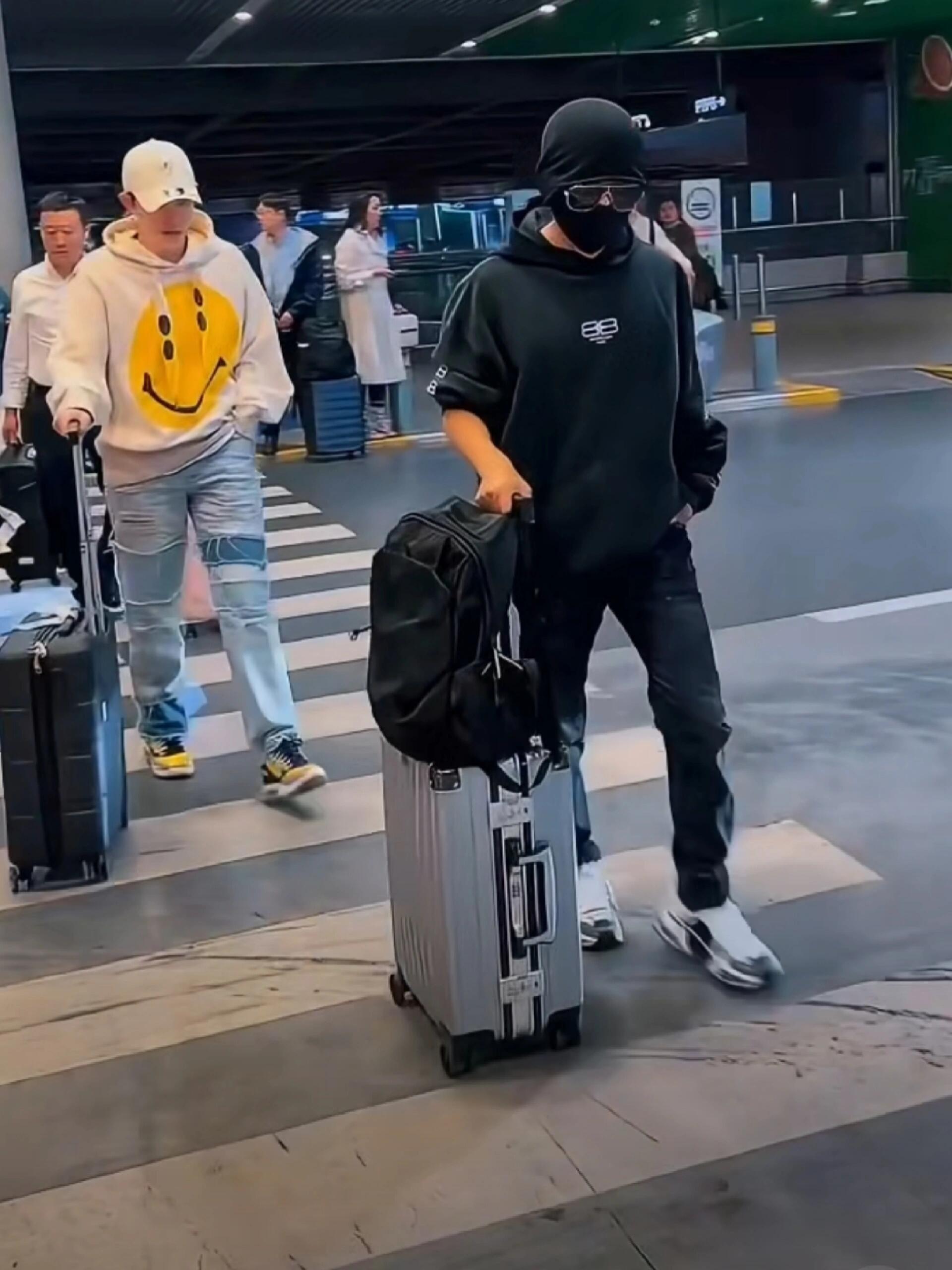 镜头真的会说话王宝强的站姐直接把王宝强拍成王一博了我都已经准备好头身比、气场、清