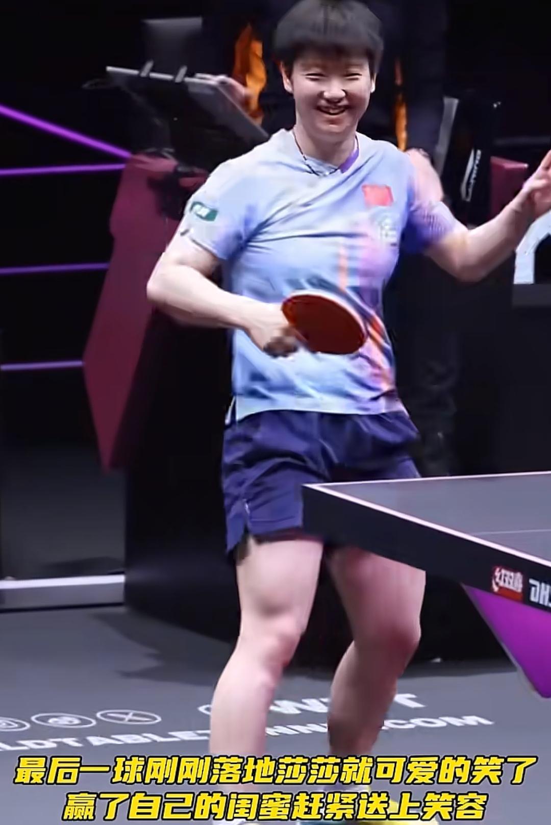 莎莎赢球还要向跨国闺蜜说:“Sorry”第三局最后一球落地莎莎立即给迪亚兹报以微