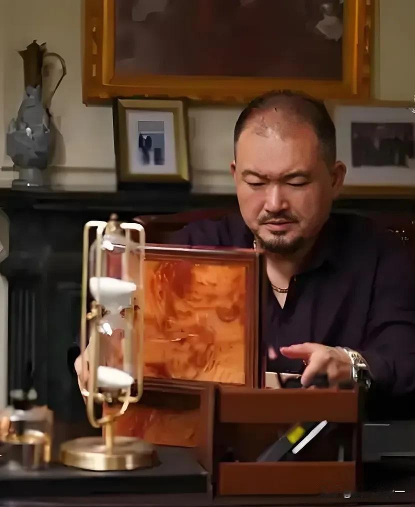 电视剧《利剑玫瑰》即将大结局，我却有个问题一直没搞明白。

那就是，剧中周逵饰演