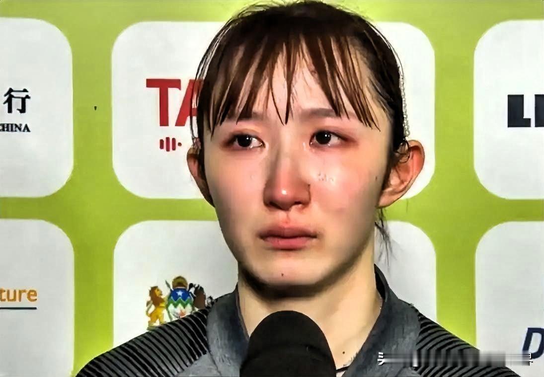 日乒早田希娜是个美女不假，但长相总觉得有点怪怪的，高高的颧骨，尖尖的下巴，山根隆