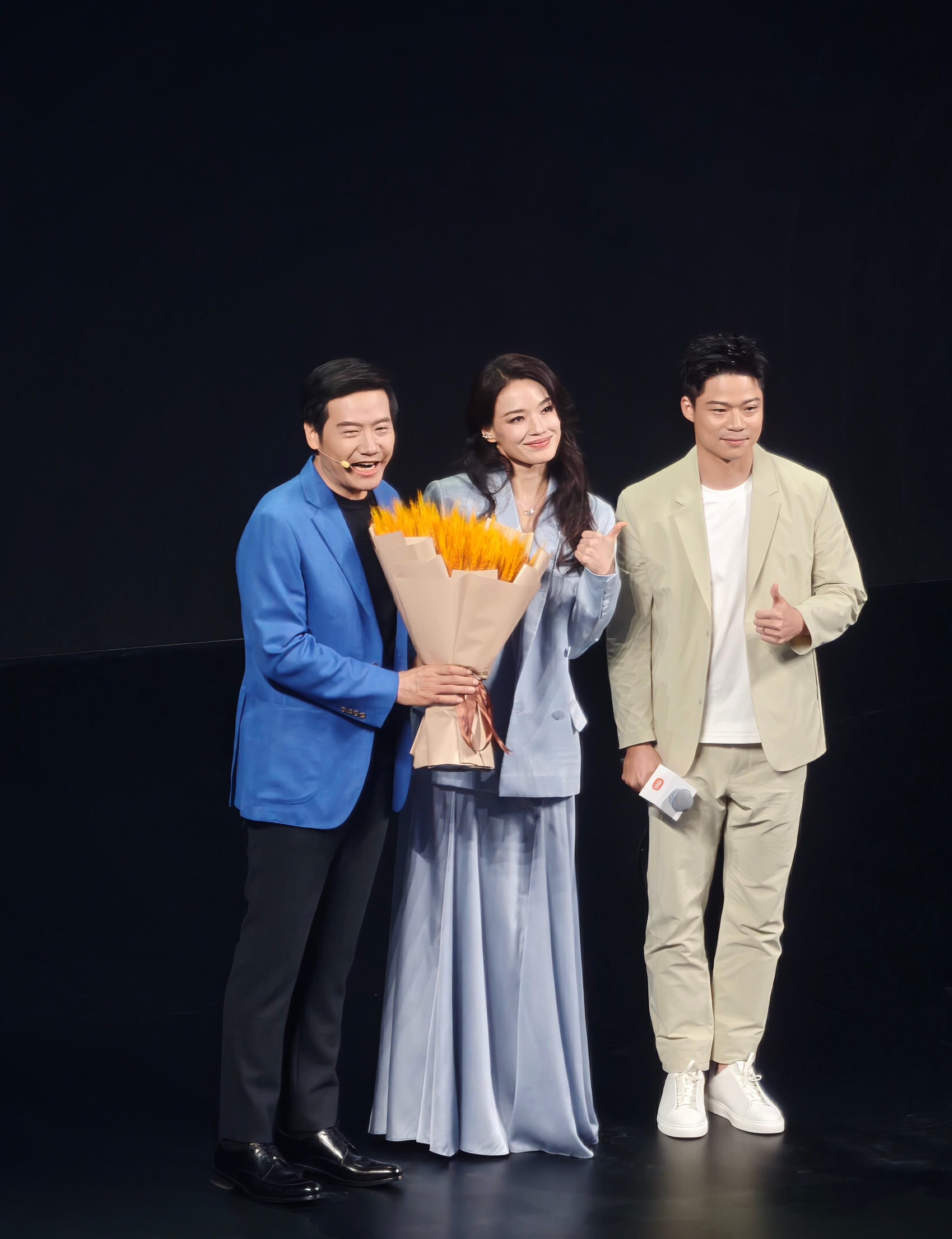 在今晚的新一代小米SU7发布会上，代言人苏神和舒淇都乘坐着卡布里蓝新SU7开到了