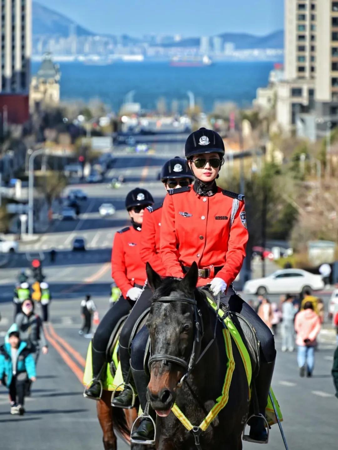大连女骑警：从“华夏警花第一骑”到城市文旅名片

1994年12月，大连市公安局