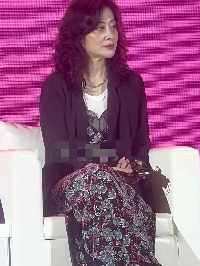 梅婷亮相海南岛国际电影节“金椰奖”国际评委见面会，虽然能看出岁月的痕迹，但她身上