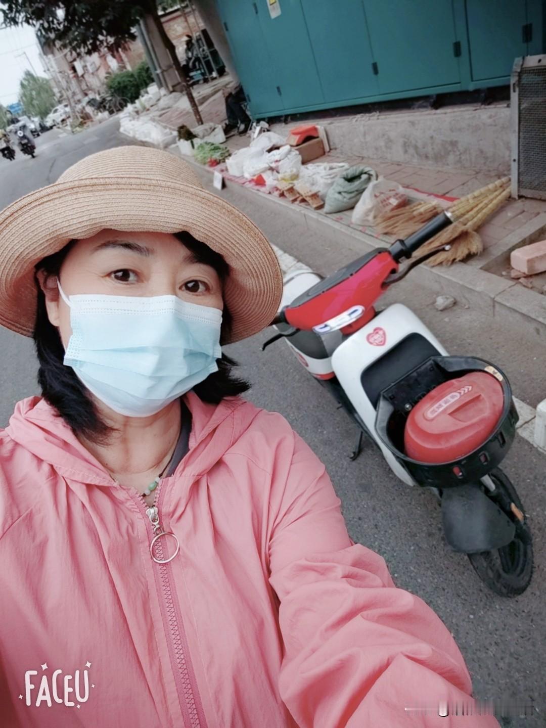 今天早上6点多钟，我就骑上这个“幸福号”小电动车出发了，到小农贸早市，来买葱秧子