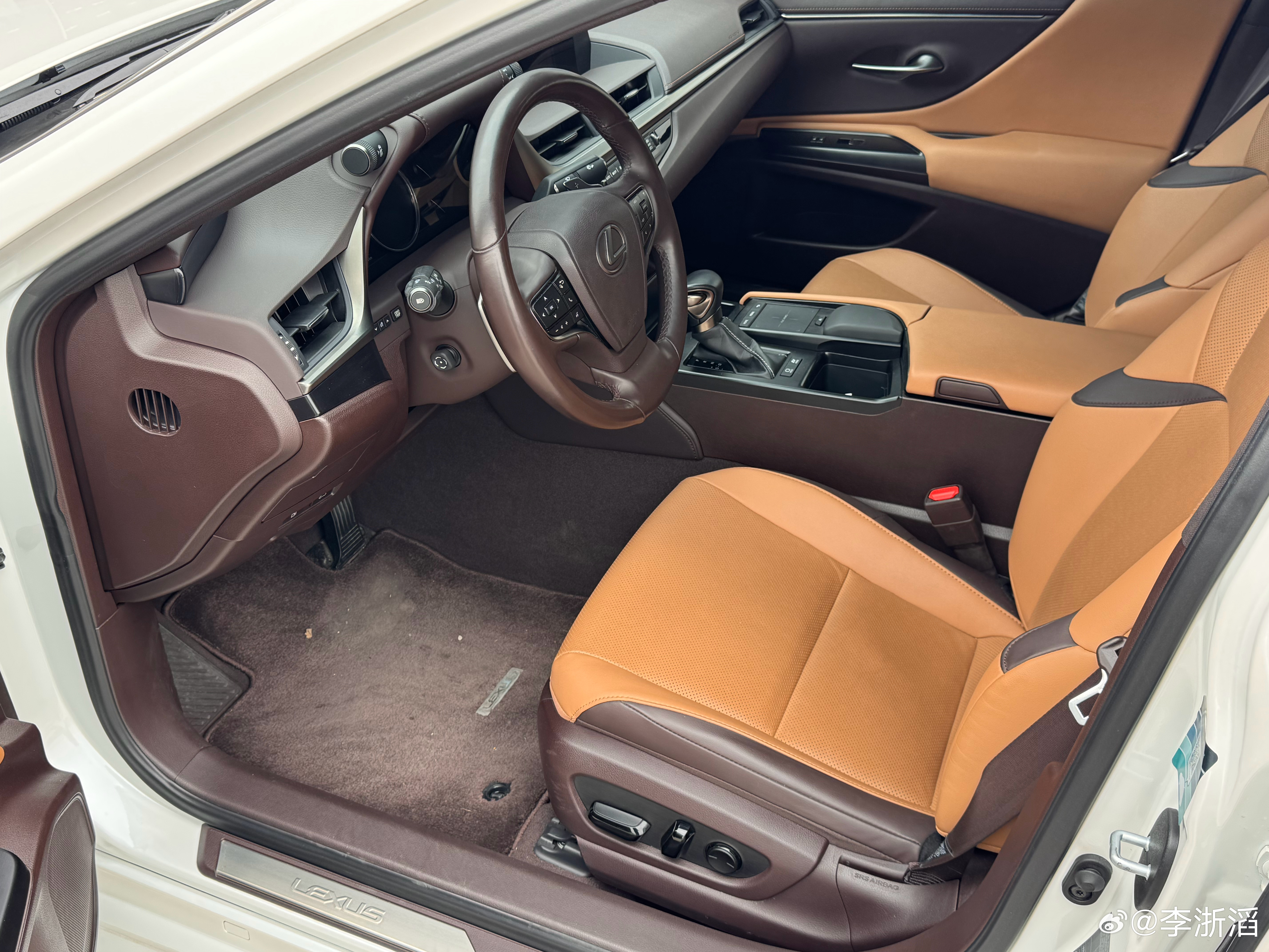 颜色 配置 公里 都占21年雷克萨斯ES300H 1万公里而且我觉得这一代的ES