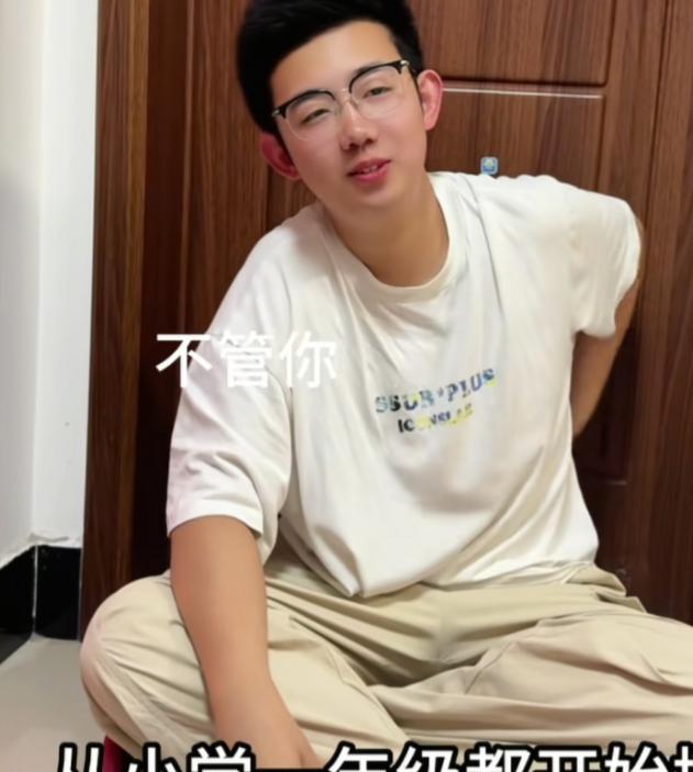 安徽一男孩，高考结束回家后，一把将妈妈拉进房间里，神神秘秘拿出一个袋子：“妈妈，