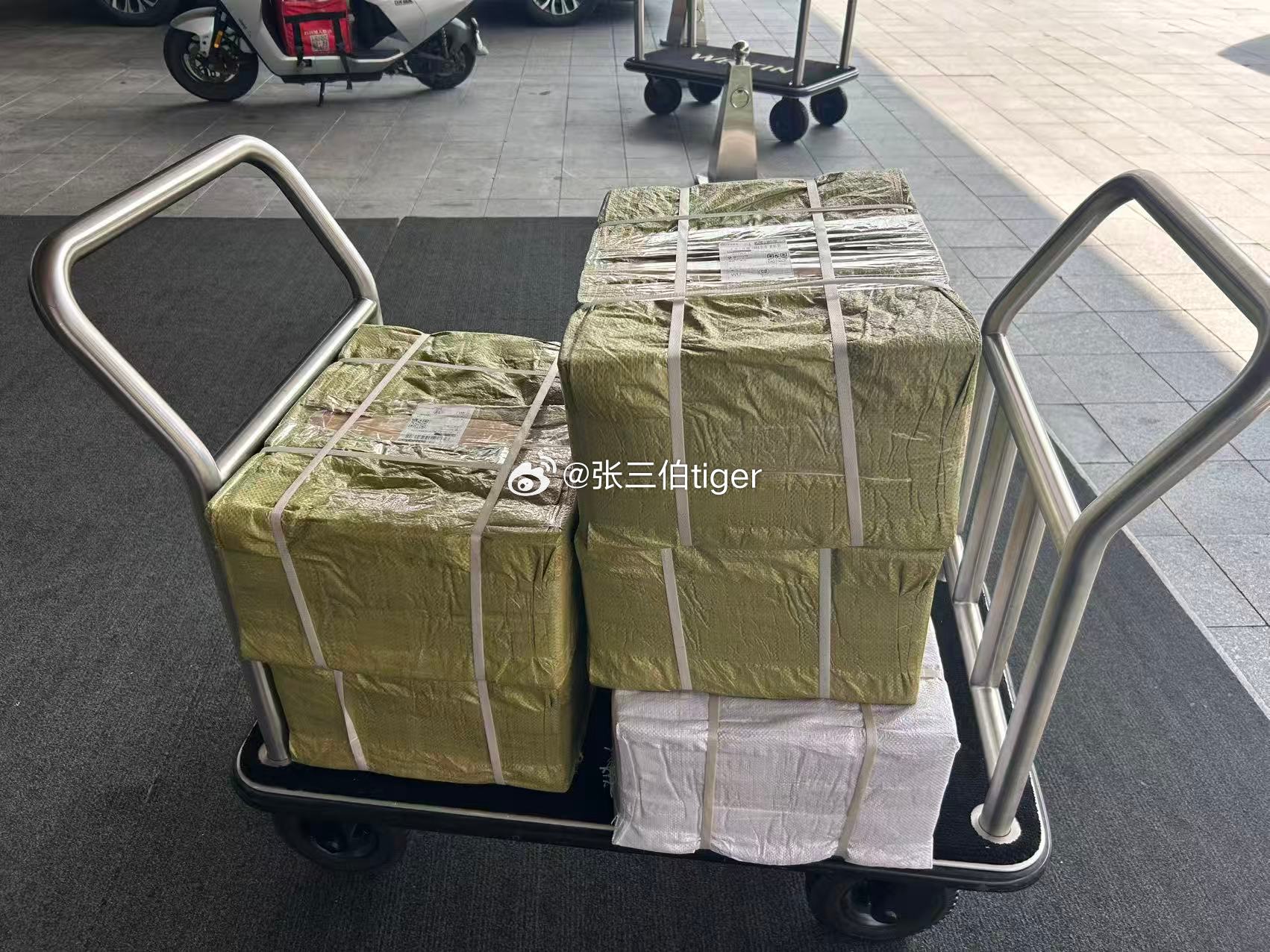 【津门远征军福利】球队落地武汉之后就感觉当地天气还是酷热难耐，所以紧急安排连夜空