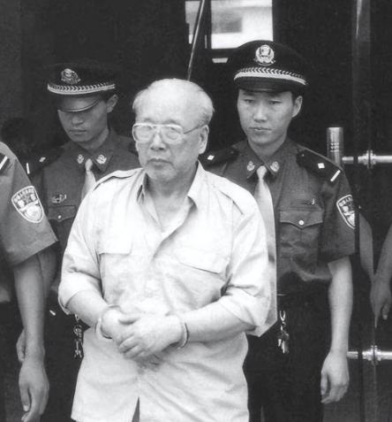 [微风]“砰！”1998年，一古稀老头和寡妇正在床上翻云覆雨，突然，房间门被人踹