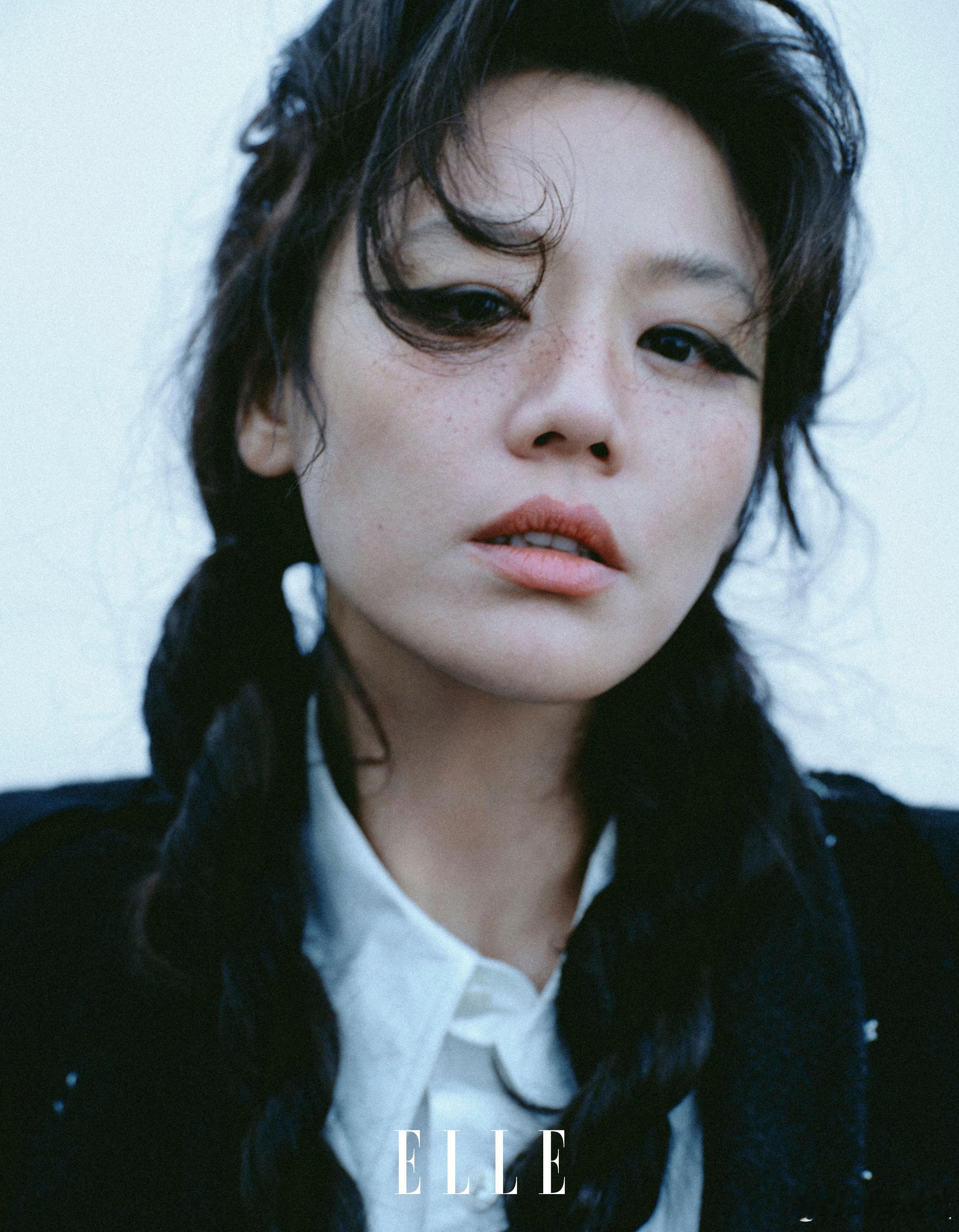 ELLE5月刊马思纯封面马思纯迎风盛放ELLE大片马思纯身着高定亮相，眼神笃定气