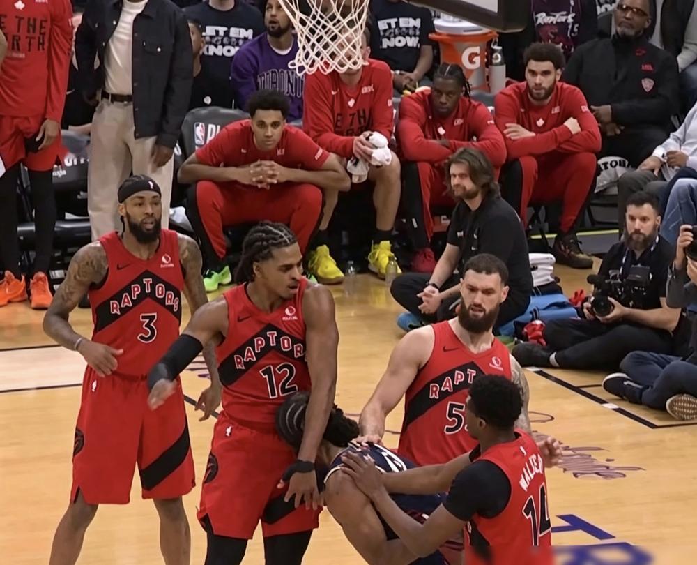 锁喉，铁肘砸头，膝盖顶后脑勺，三个人把哈登按在地上摩擦，裁判就站3米外，眼睁睁看