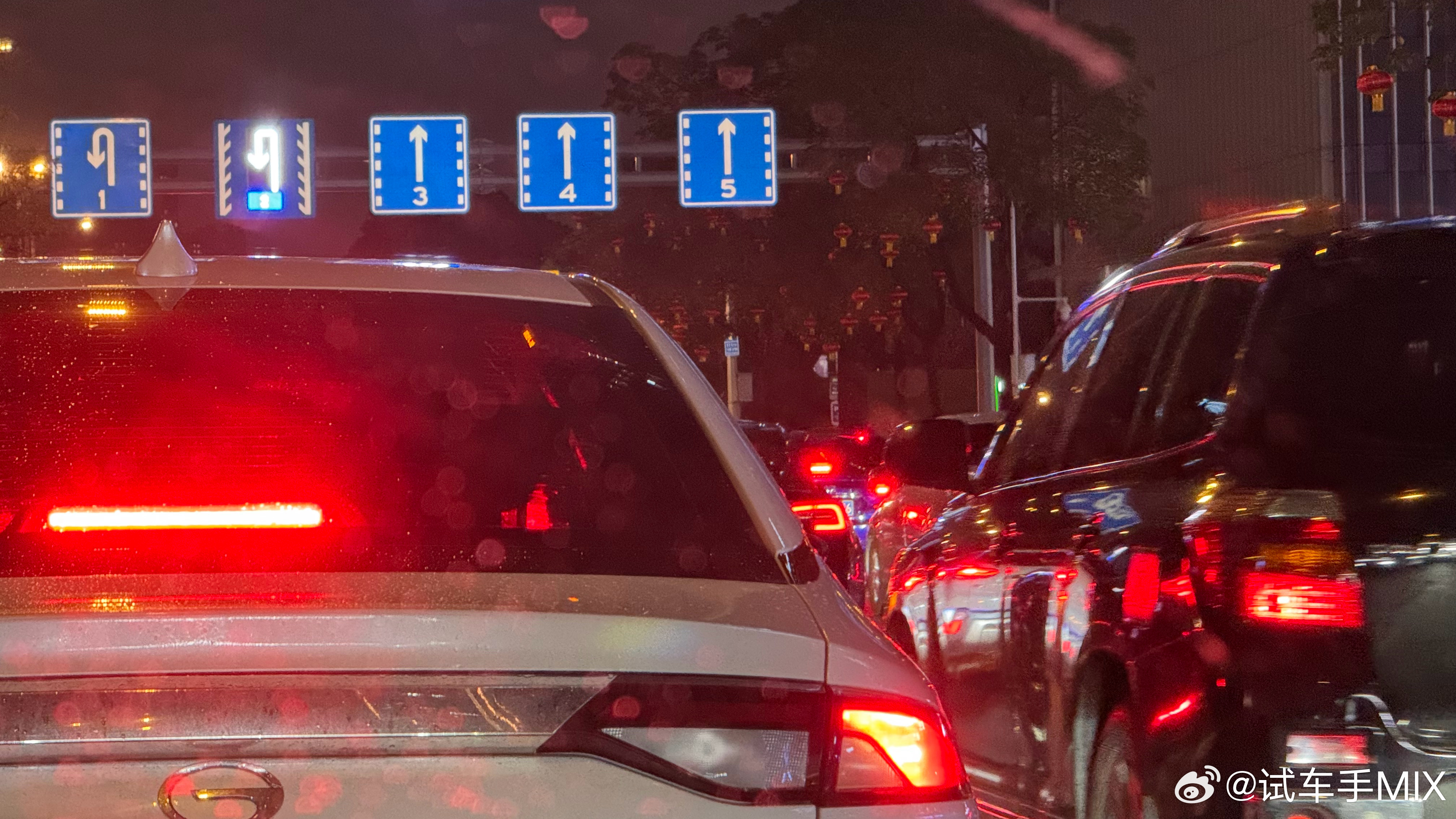 广州的可变车道能这么玩？本来就堵车，我们要提前选好车道不然你打算掉头，也没办法及