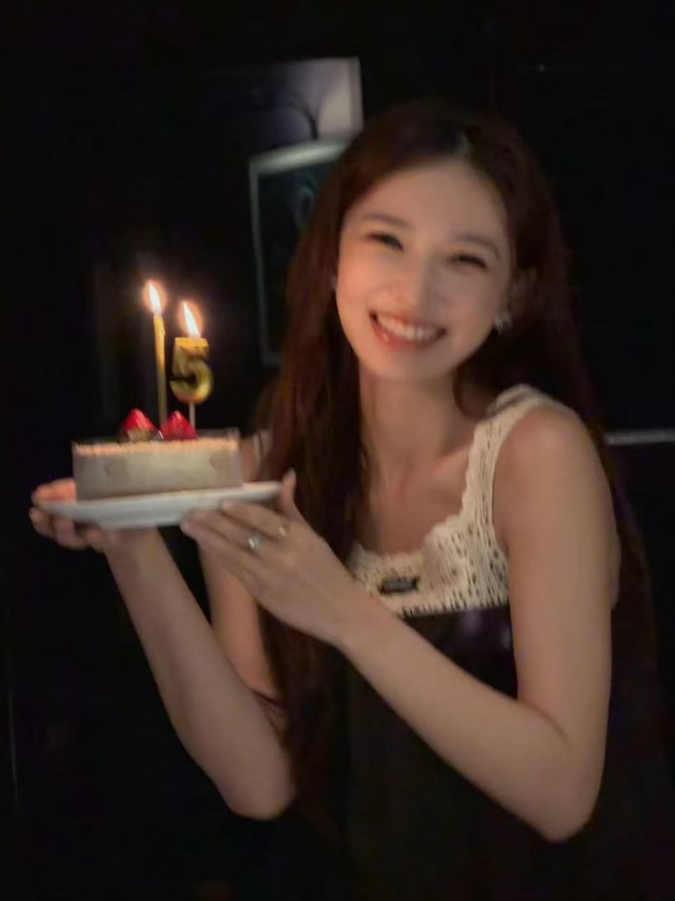 程潇今年第一个生日蛋糕程潇今年的第一个生日蛋糕 好美的宝宝 