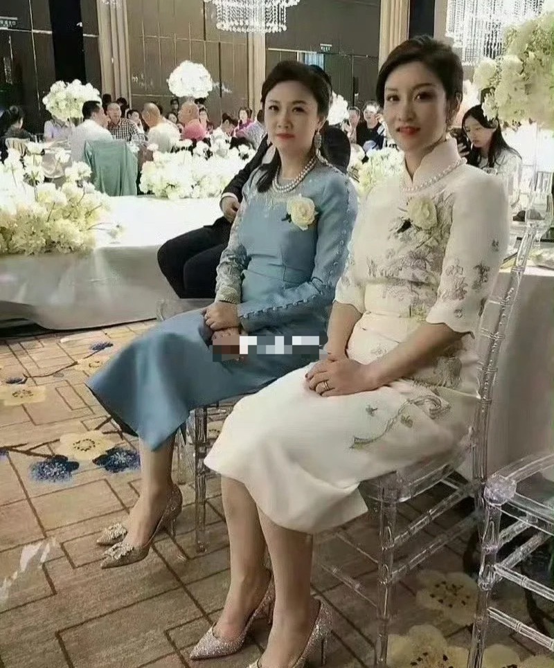 婚礼上的俩亲家，一个比一个好看啊 