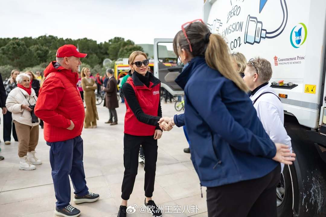 3.29 摩纳哥亲王阿尔贝二世和王妃夏琳出席道路安全日的活动，骑自行车遛弯还戴头