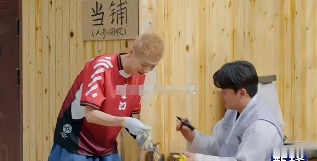 鹿晗又上热搜了。这次不是唱歌跳舞，是玩游戏。 B站弹幕直接炸了。有人把他的操作做