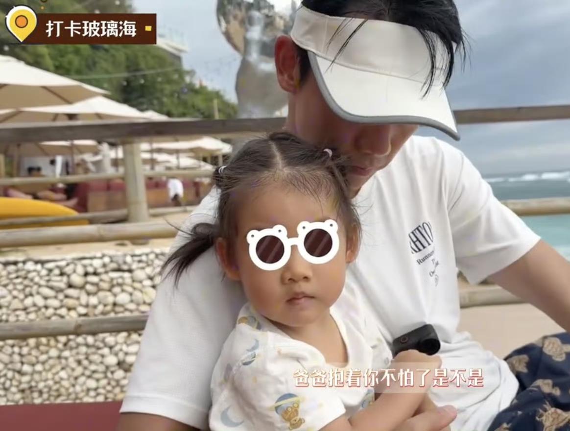 3月17日，苗苗晒出她和郑恺带着一家五口巴厘岛旅游的视频，视频中三胎女儿首次公开