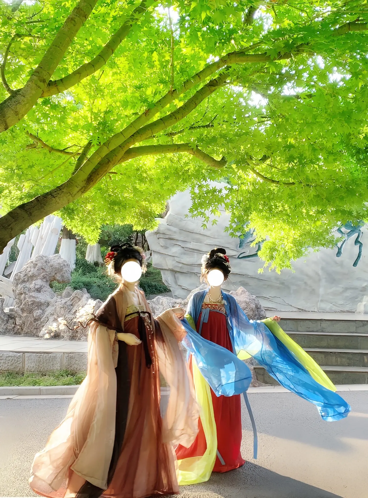 云想衣裳花想容，春风拂槛露华浓。