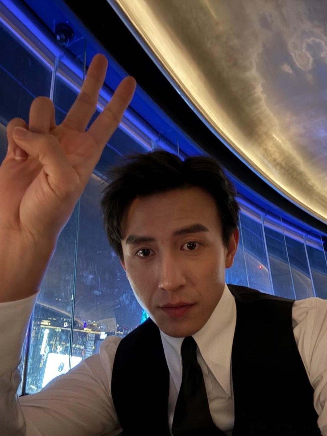 刘萧旭好老派的饭撒别人家爱豆比心wink，我们家萧旭在红毯上比个耶✌️！但这扑面