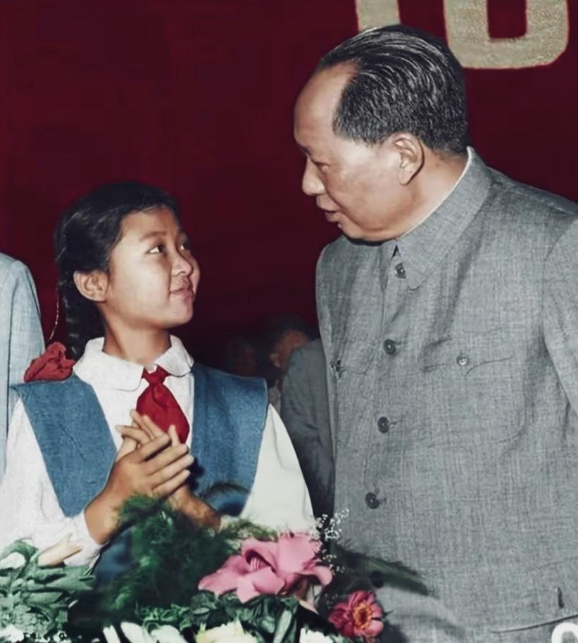 那年，毛主席在北京和“祖国的花朵”一起过“六一”，可爱的小姑娘望着慈祥的毛爷爷，