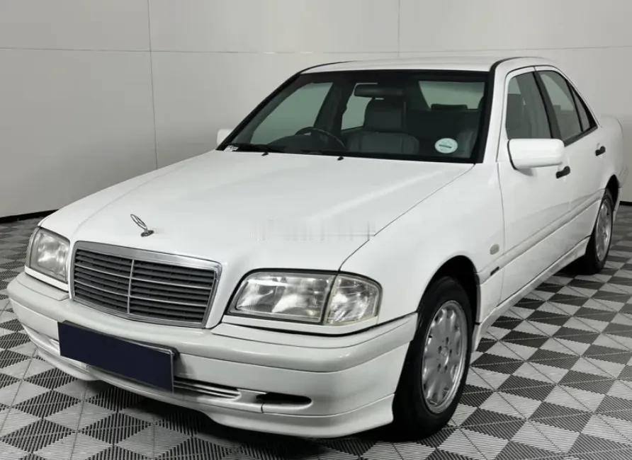 2000年的奔驰C180，这玩意是南非牌照，一首户是不是在南非上的牌没介绍~~~