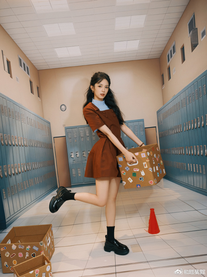 周也美拉德短裙  周也美拉德短裙的造型真的是太好看了呀，完全能够感受到了身上这种