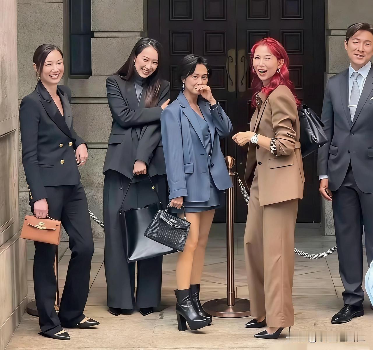 她生就一副倾国倾城之貌，宛如画卷中走出的仙子般动人，周星驰当真未曾有过一丝心动之