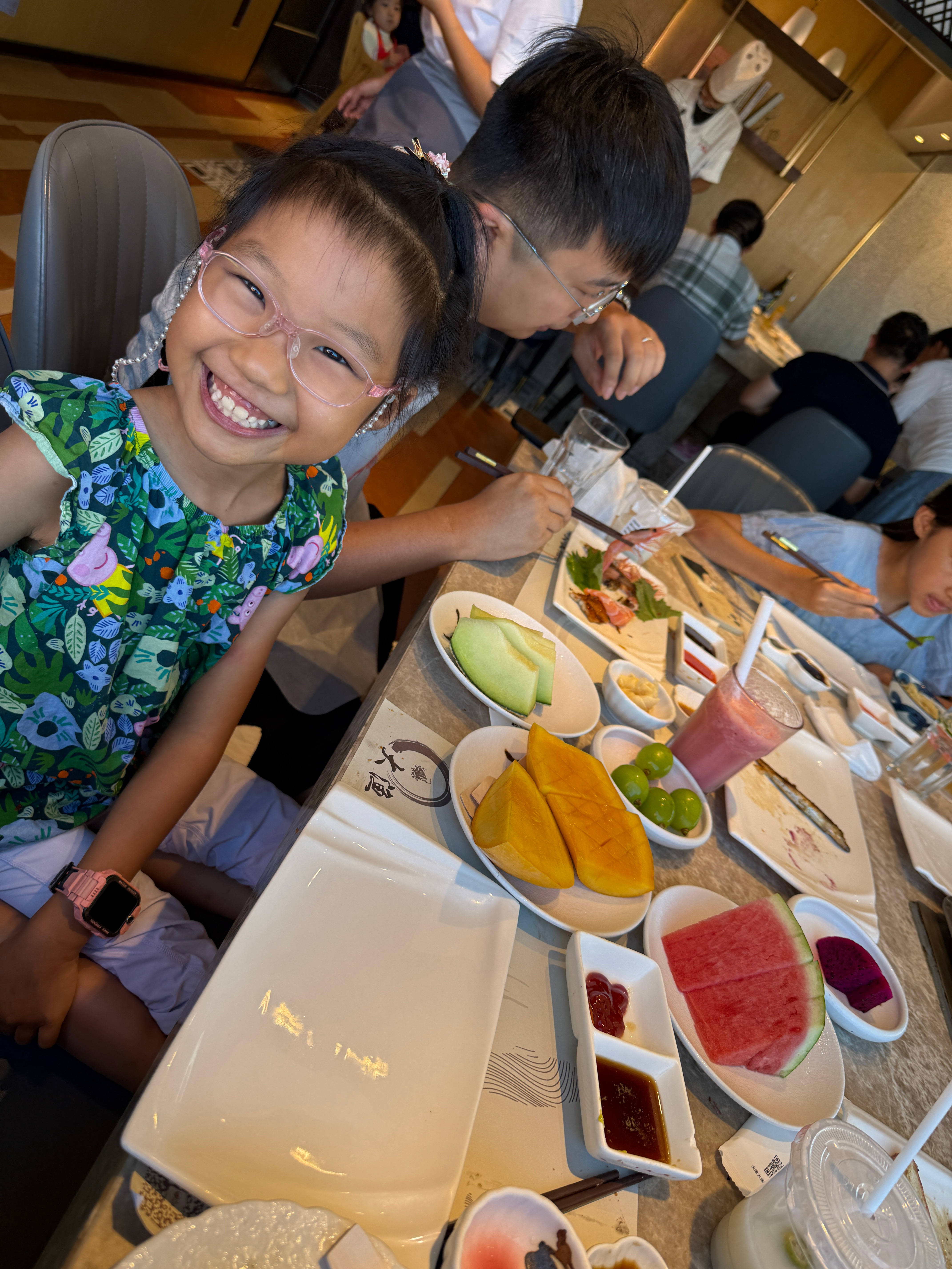 今日主题：一家三口一起陪我过生日🎂这位小孩嘻嘻哈哈吃的老开心了～ ​​​