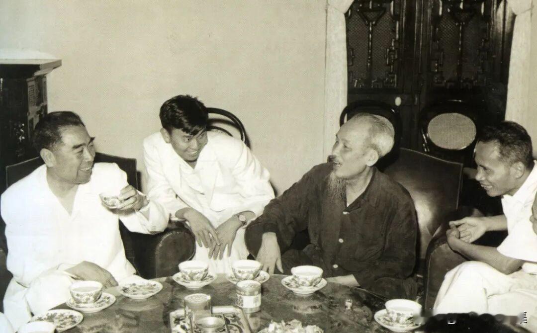 【周总理历史上的今天——5月13日】
1960年5月13日晚，周恩来总理在中国驻
