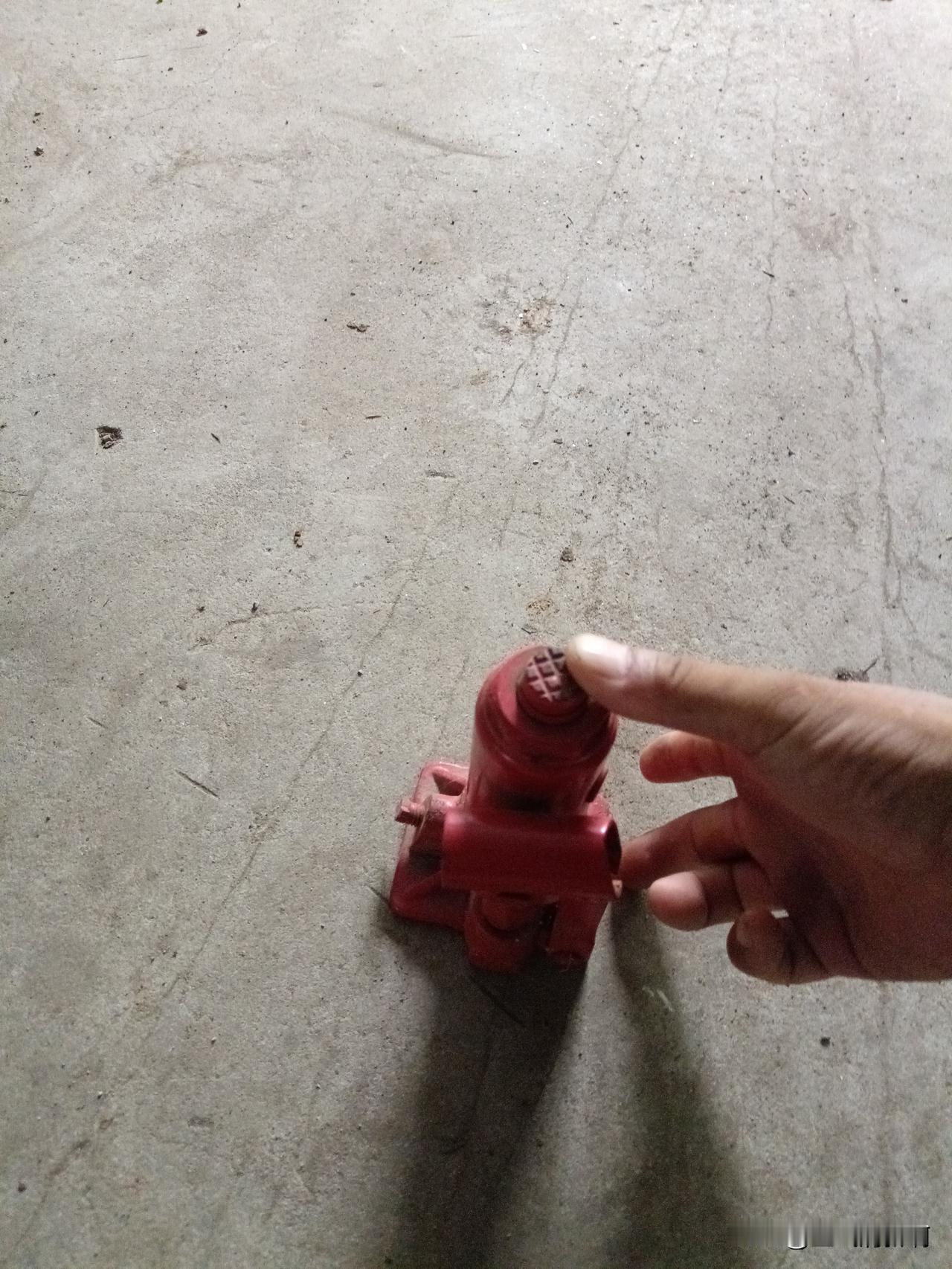 这是迷你千斤顶吗，头一次见这么小的千斤顶，不知道作用大不大？