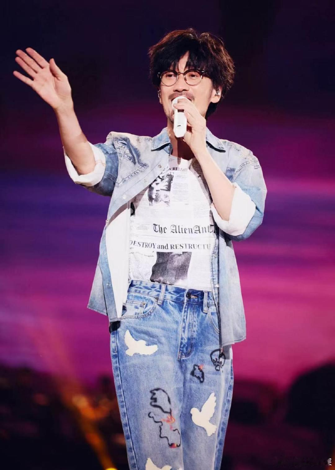 国庆在北京见证周传雄获奖舞台周传雄念念不忘再遇见巡演一程一见证，一巡一成长，周传