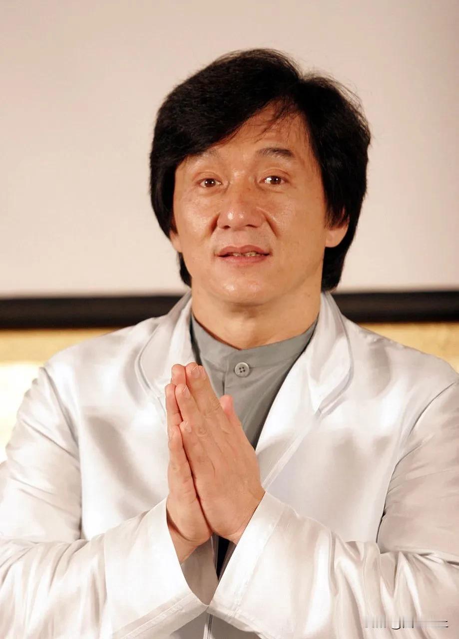 成龙说，友情比爱情重要多了，爱情可以每天都有，见到一个女孩就能一下子爱上，不爱了