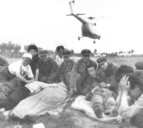 1976年，唐山大地震中，一座监狱倒塌，200多名囚犯跑出来，但他们没有选择逃，