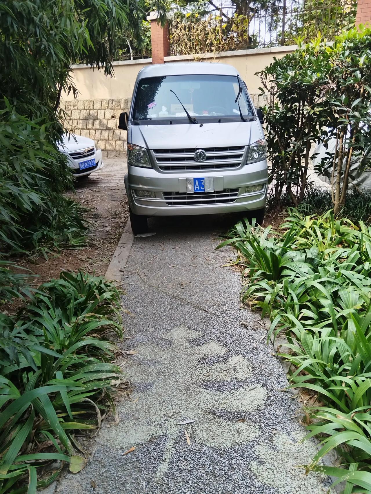 上班的路上这几天有辆小面包车，正好停在路头上，国庆节那几天停的更严实，堵的满满当
