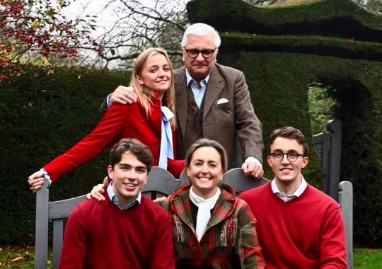 12.25 比利时二王子劳伦特发布圣诞贺卡照，今年拍得挺有节日气氛嘛 