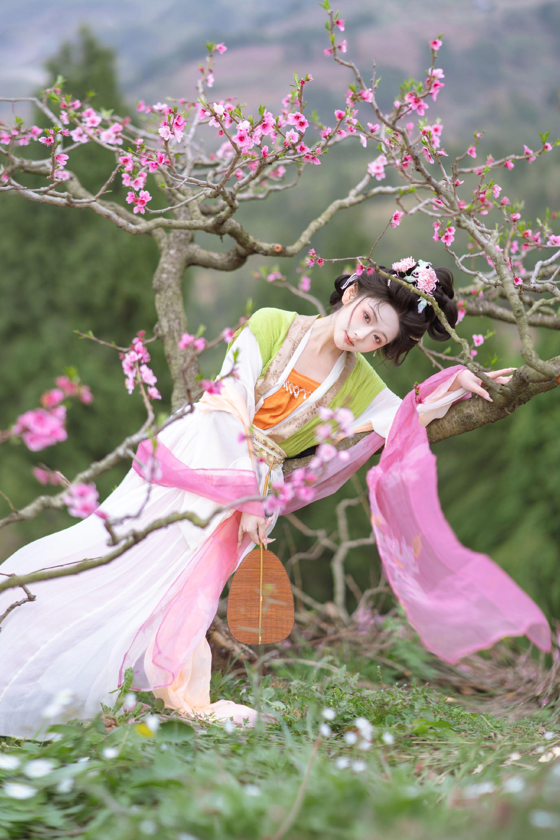 人面桃花相映红。摄影：本人 出镜