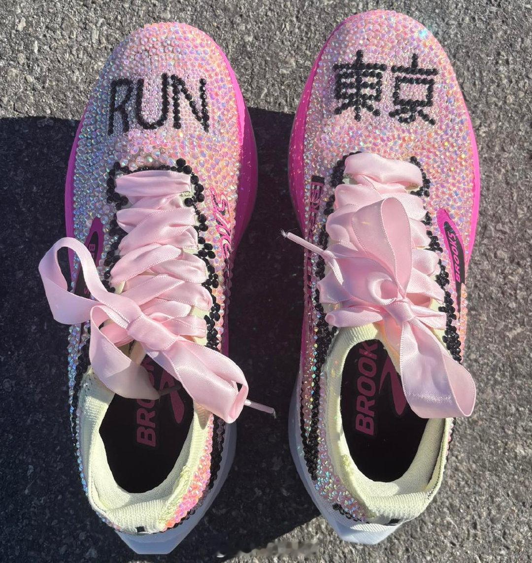 一名跑者为自己的2026东京马拉松跑鞋贴满了钻，bling bling 上赛道了