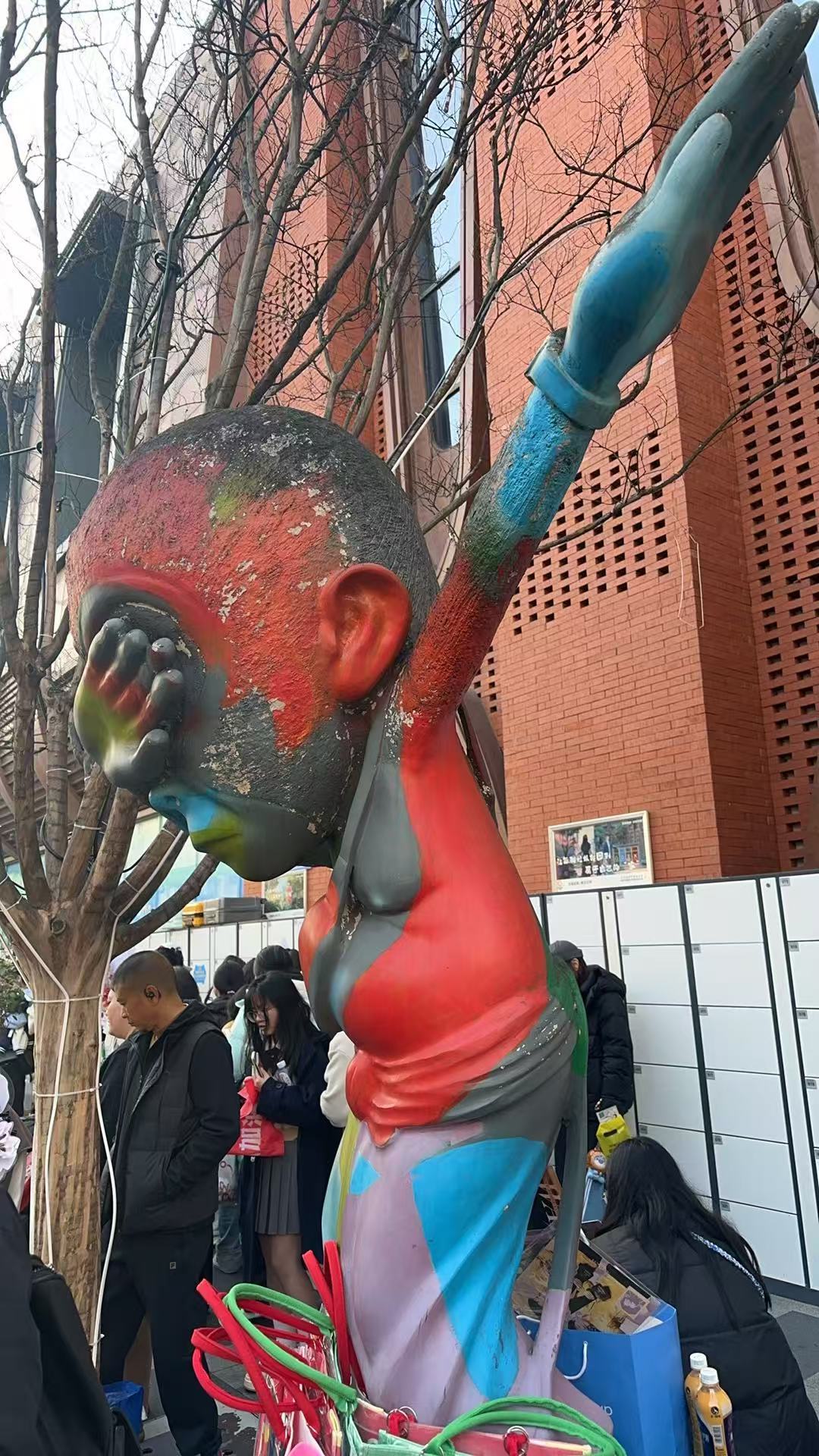 喉糖发放地：寄存柜K区，就在入口对面哈没要求，对发糖小姐姐礼貌一点就好