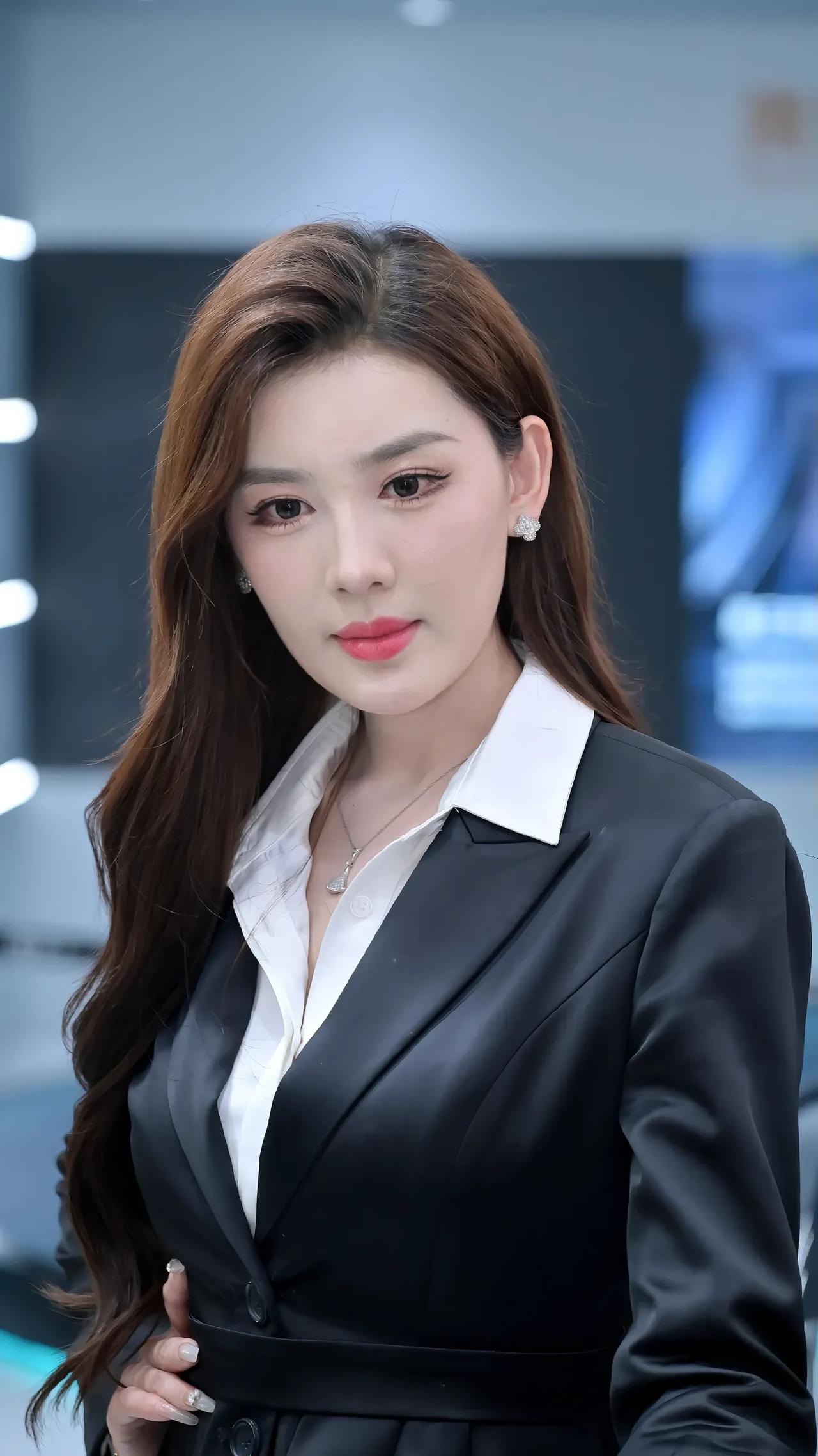 车展上，黑色西装搭配白色衬衫，尽显时尚魅力车模！车模琳琳。