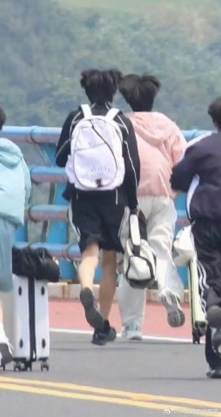 tg内八龙龙跑起来好娇俏 