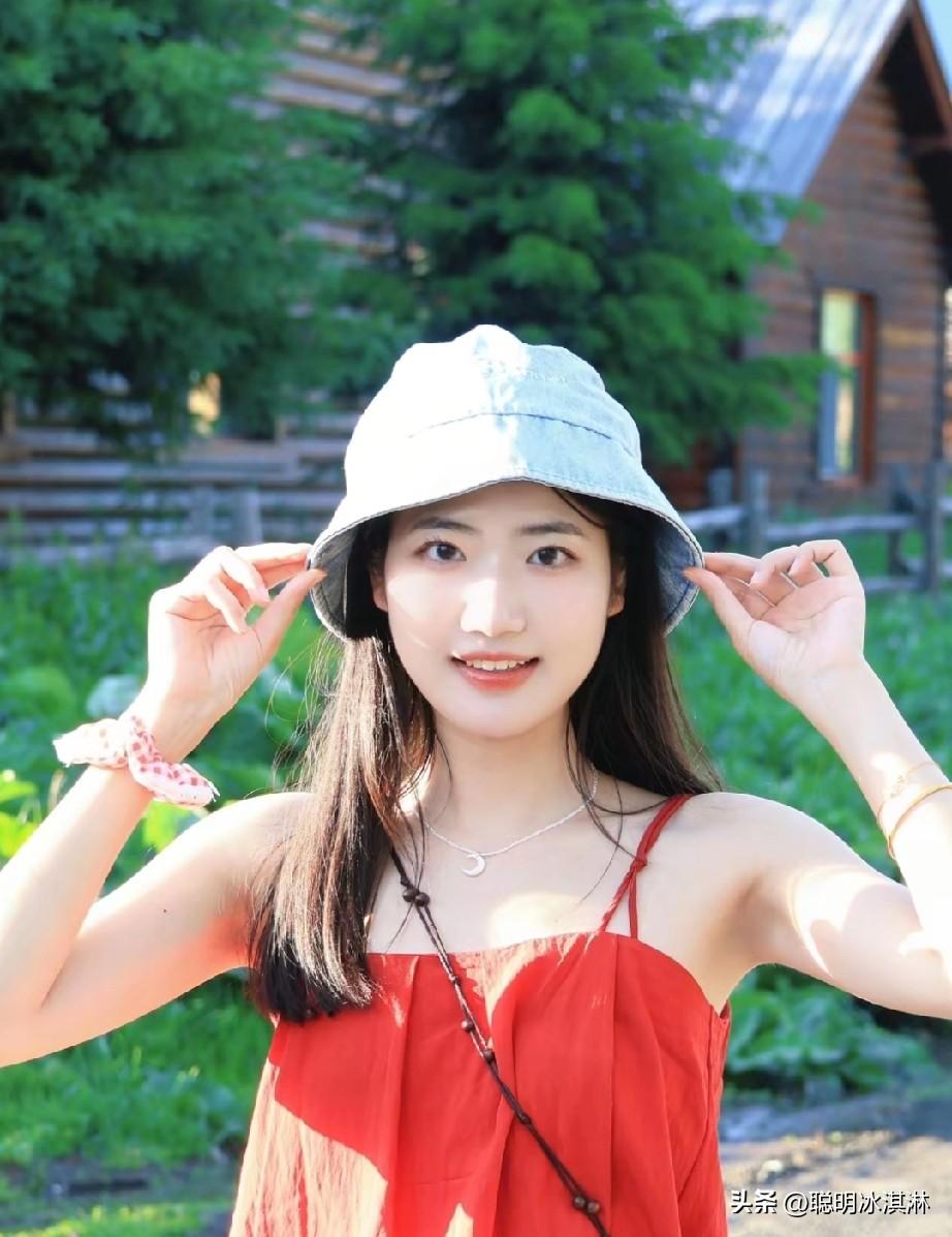 夏日清新穿搭，牛仔帽+红色连衣裙，元气满满！