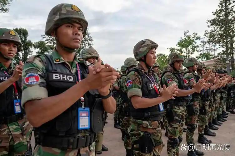 泰国每年4月的征兵抽签现场，总能上演荒诞一幕：浓妆艳抹的跨性别者手持医疗证明申请