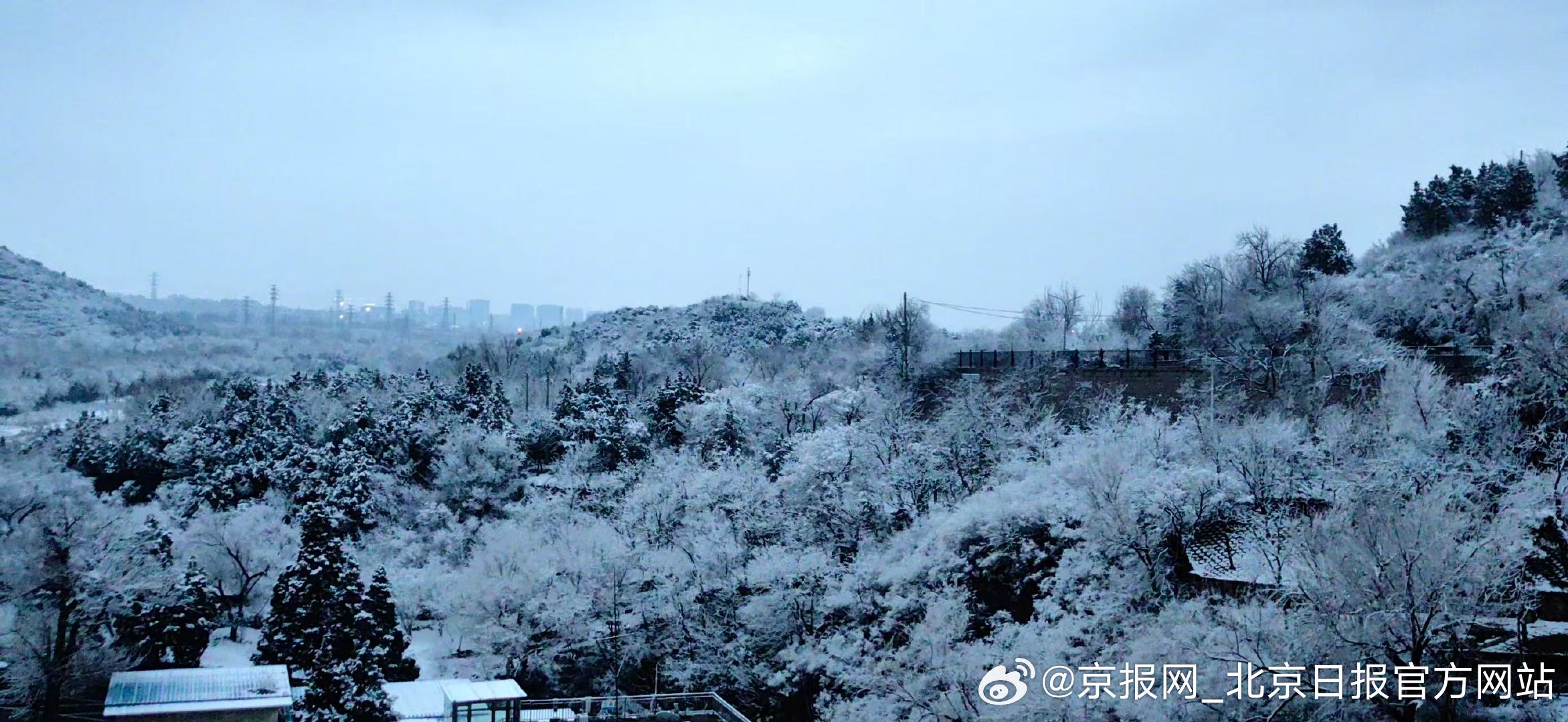 【#北京春节后首场降雪#】#一觉醒来北京雪景上线# 2月27日清晨，昌平十三陵水