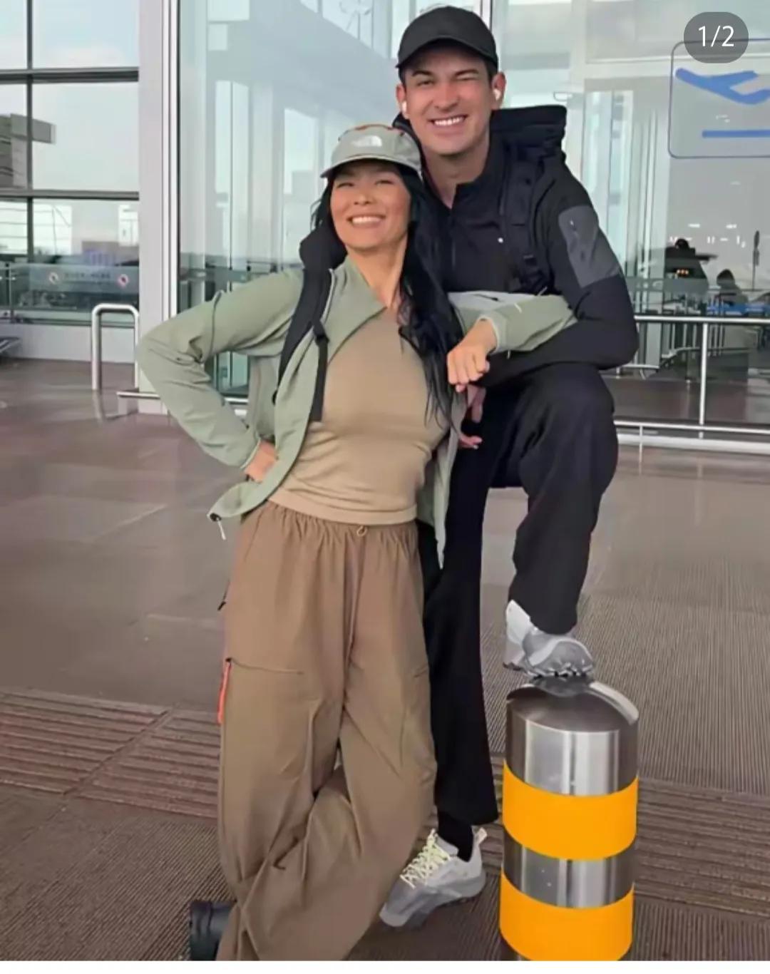 韦唯和她的小儿子韦紫湦在新疆旅游的合影。这小儿子太高了吧，有1米9了。挺像他爹的