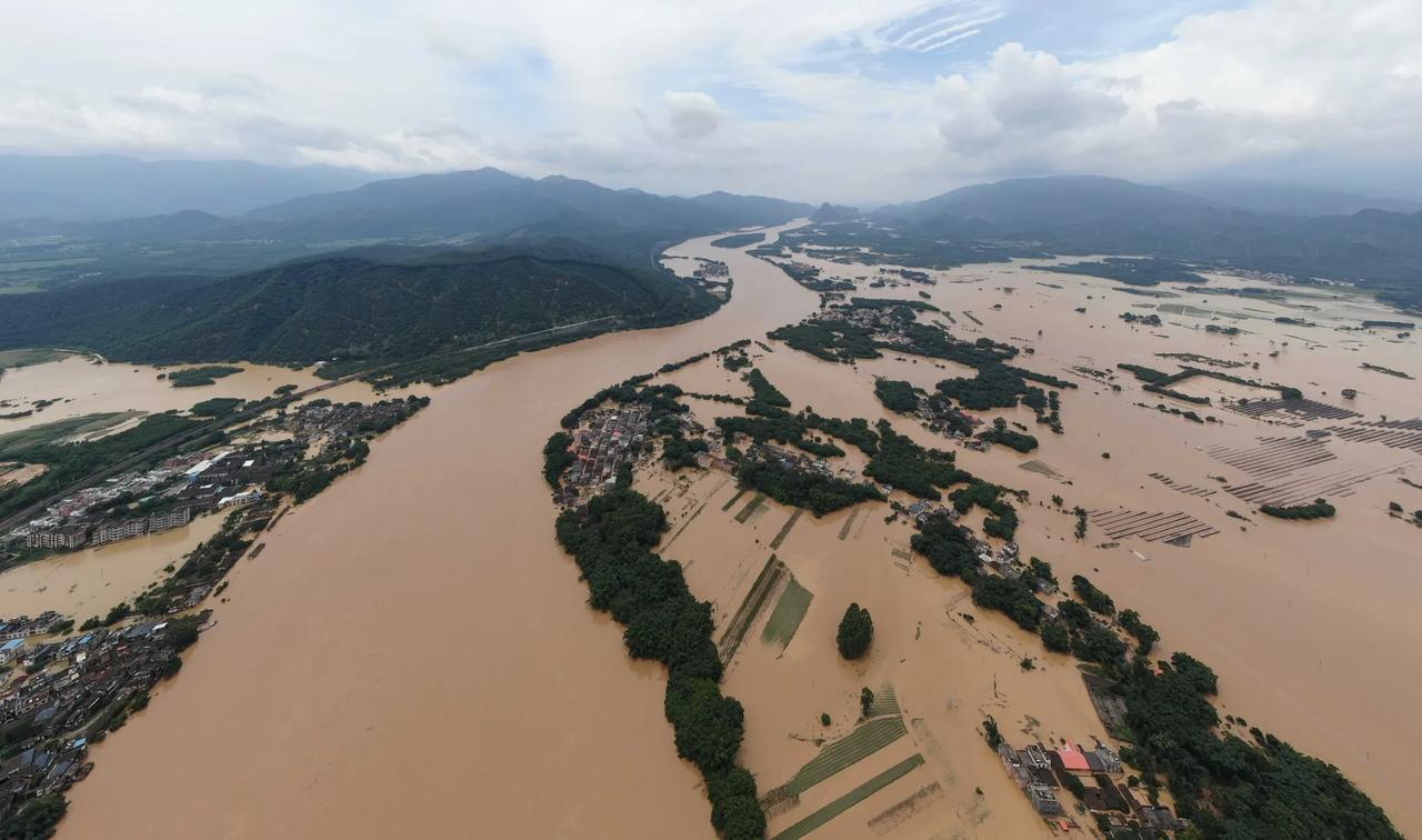 与往年相比，今年雨水更多、更集中。各地险情时有发生，还记得小时候，不管有没有洪水