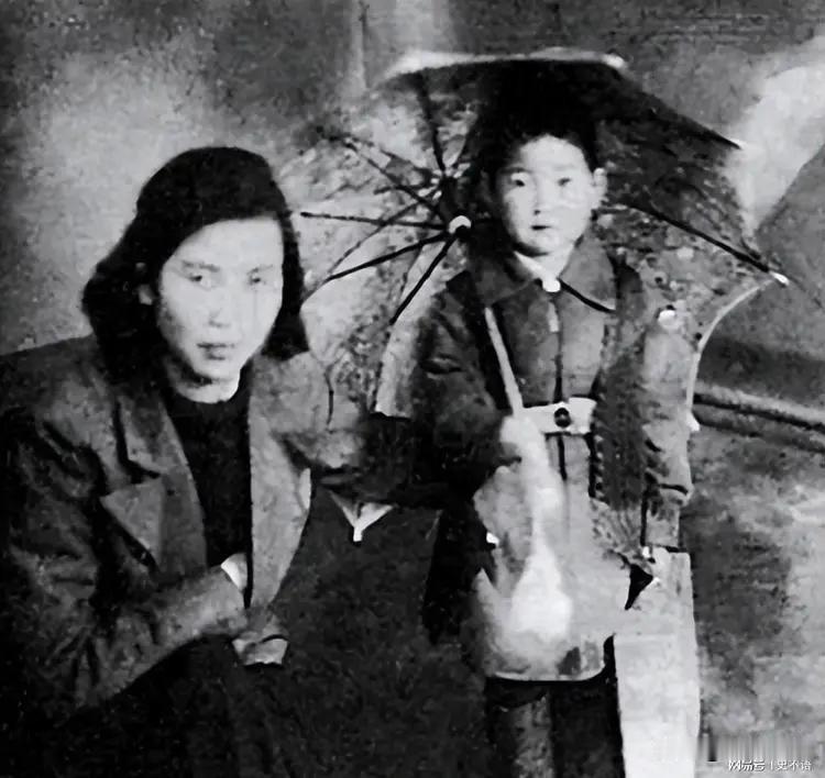 照片背后的故事！这是贺子珍与女儿李敏在苏联时期的珍贵黑白旧照。当年贺子珍远赴异国