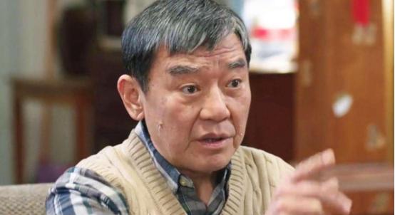 我前几天在孟州乡下，看见李立群蹲在坟前点香，没说话，就磕了三个头。他大哥李建宇站